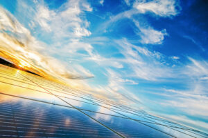 Solarpanele vor Himmel mit Sonnenuntergang