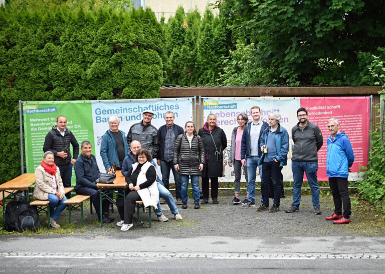 Initiative „WIR Lehenweg“ in Bregenz - Eine Gruppe von Menschen steht vor Plakaten