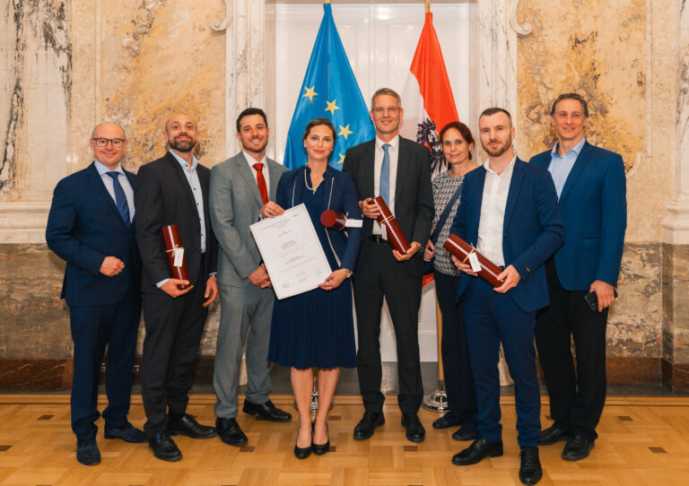 Bild vom Festakt für neue Revisorinnen und Revisoren - eine Gruppe von Menschen im Festsaal