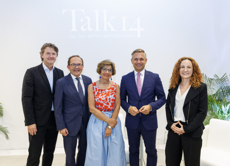 Wirtschaftsminister Hattmannsdorfer mit ÖGV-Vorstandsvorsitzenden Peter Haubner und anderen Personen. Im Hintergrund der Banner "Talk 14 - Das ÖGV Wirtschaftsgespräch"