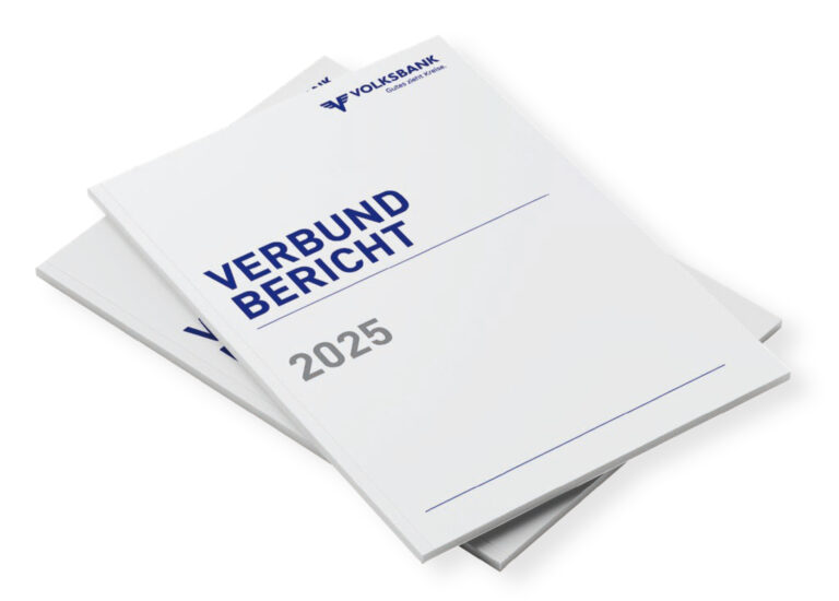 Zwei Dokumentmappen auf weißem Hintergrund, die oberste mit Aufschrift "Verbund Bericht 2025"